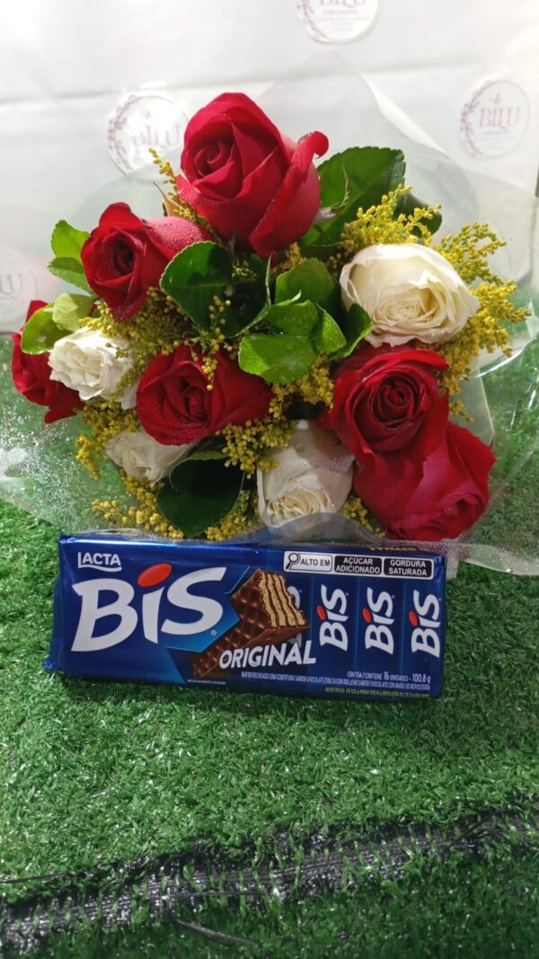 Buquê com 10 Rosas Brancas e Vermelhas, e Chocolate